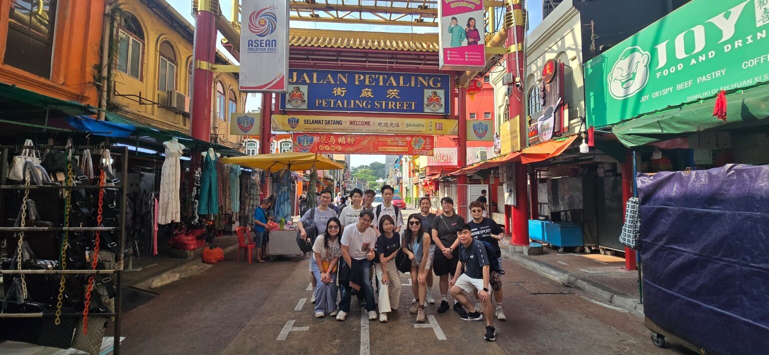 ကွာလာလမ်ပူ တရုတ်တန်းရှိ Petaling Street ကို လေ့လာနေသော Hari-Hari အဖွဲ့