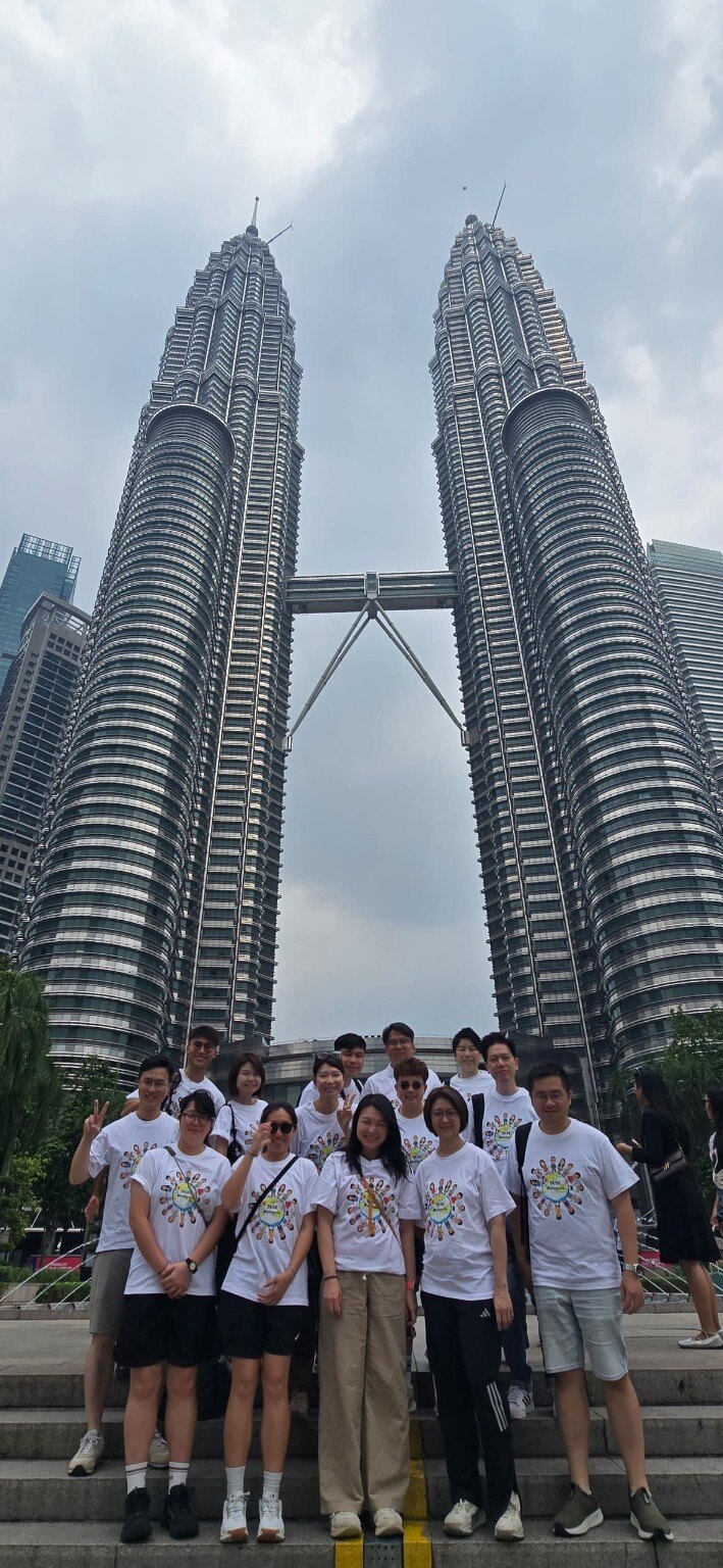 ကွာလာလမ်ပူရှိ Petronas အမြွှာမျှော်စင်တွင် ကျောင်းသားအဖွဲ့