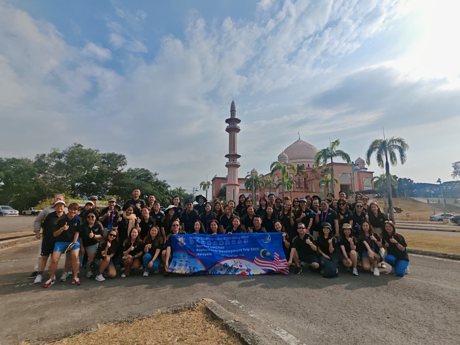 ဆာဘားရှိ ဒေသအထင်ကရနေရာတစ်ခုသို့ လည်ပတ်သော Hari-Hari အဖွဲ့