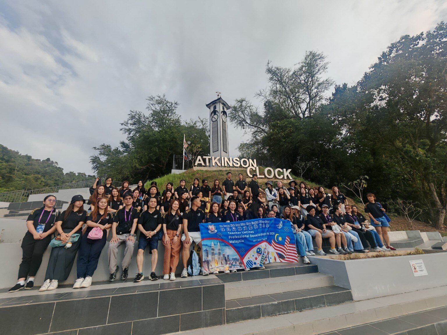 ကိုတာကီနာဘာလူရှိ Atkinson နာရီစင်သို့ လည်ပတ်သော Hari-Hari အဖွဲ့