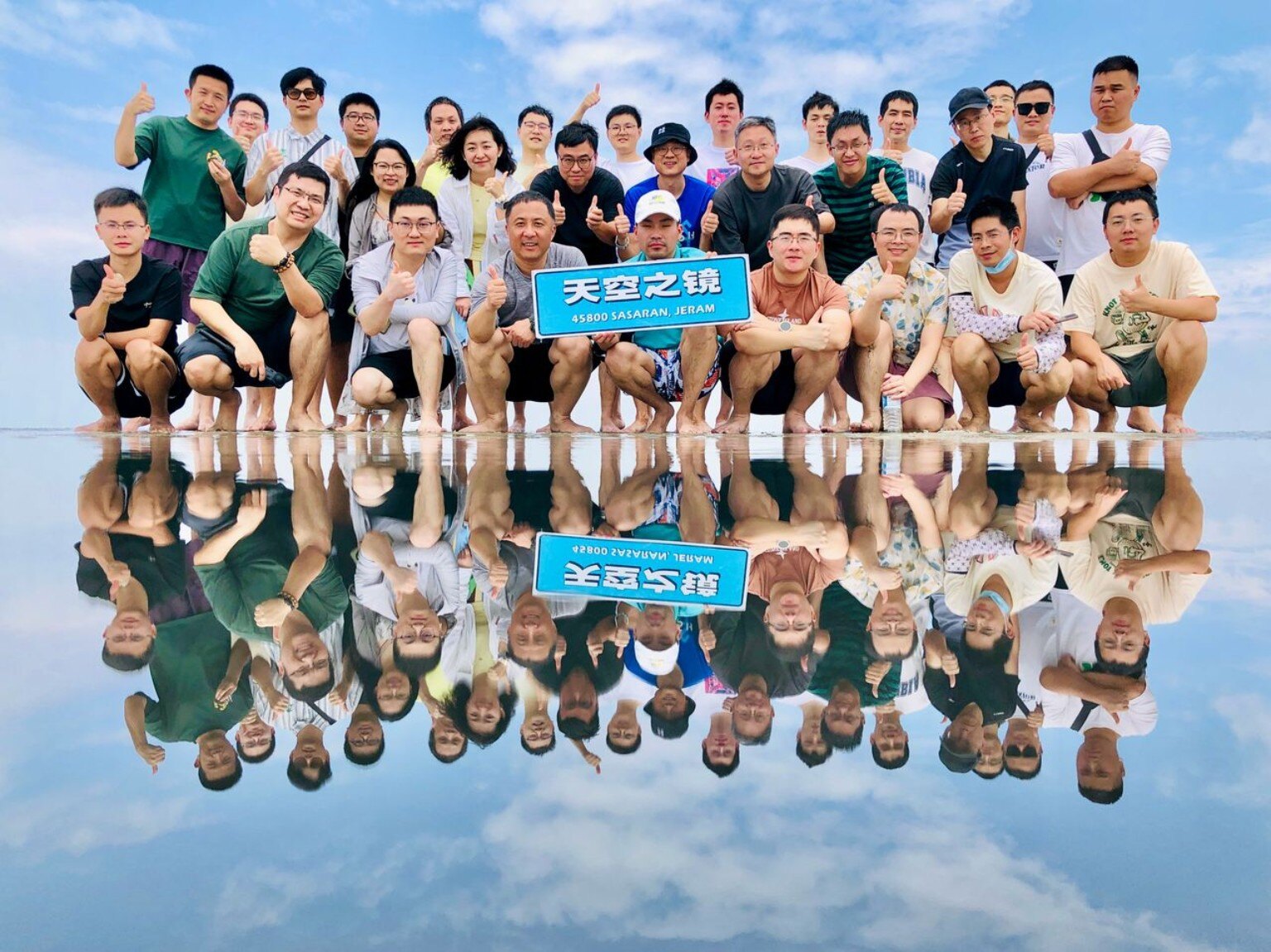 Sky Mirror ၏ ရောင်ပြန်ကမ်းခြေတွင် ဓာတ်ပုံရိုက်နေသော Hari-Hari အဖွဲ့