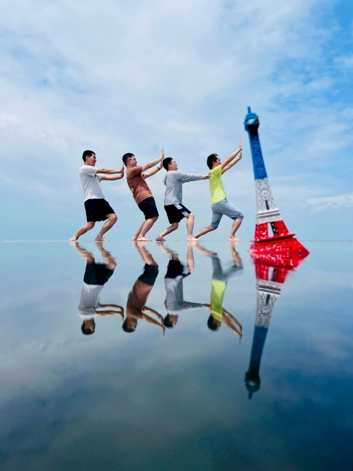 Sky Mirror တွင် ရှုထောင့်အမျိုးမျိုးဖြင့် ပျော်ရွှင်စွာ ခုန်၍ဓာတ်ပုံရိုက်နေသော ခရီးသည်များ